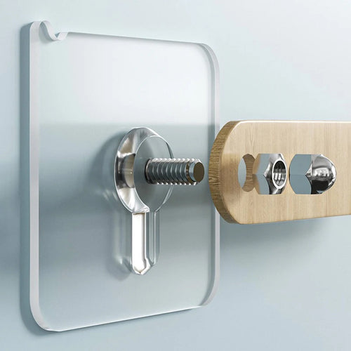 Tornillo adhesivo transparente con una pieza de madera sujeta con la tuerca